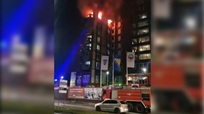 Požar u Domu penzionera u Tuzli: Gust dim i plamen uznemirili stanare, strahuje se da ima mrtvih