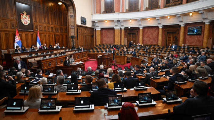 Skupština Srbije nastavila rad: Na početku poslanici postavljaju pitanja, a onda rasprava o REM i sudbini Generalštaba
