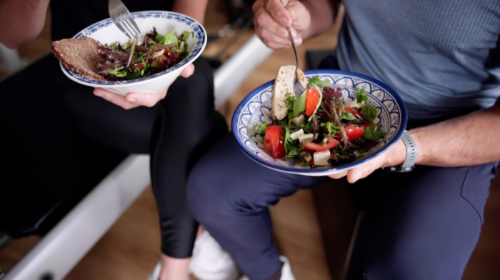 Privlačnost počinje na tanjiru: Hrana koju jedete utiče na to kako mirišete - šta da izbegavate