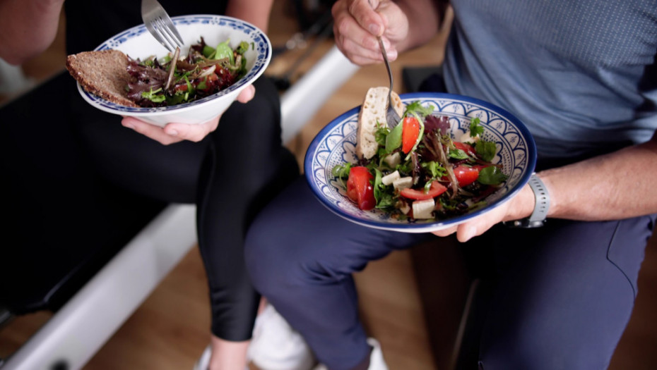 Privlačnost počinje na tanjiru: Hrana koju jedete utiče na to kako mirišete - šta da izbegavate