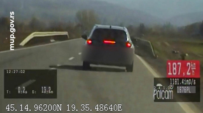 Uhvaćen vozač "BMW" koji je vozio 232 km/h tamo gde je ograničenje 80  (VIDEO)