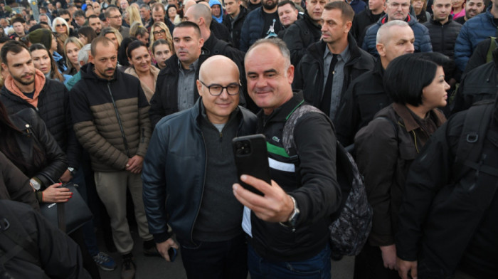 Na Trgu Nikole Pašića počelo okupljanje građana koji će dočekati Srbe sa KiM