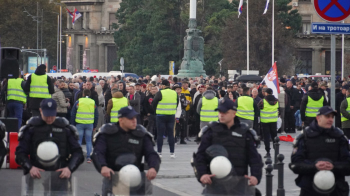 Na Trgu Nikole Pašića počelo okupljanje građana koji će dočekati Srbe sa KiM