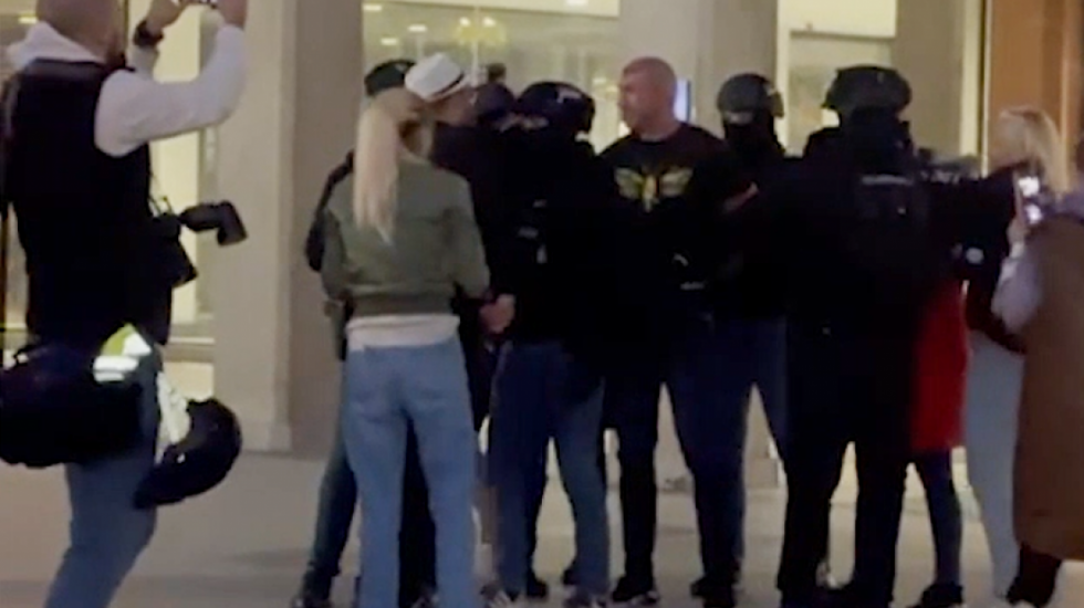 Trenutak hapšenja Miše Bačulova ispred Palate pravde u Beogradu (VIDEO)