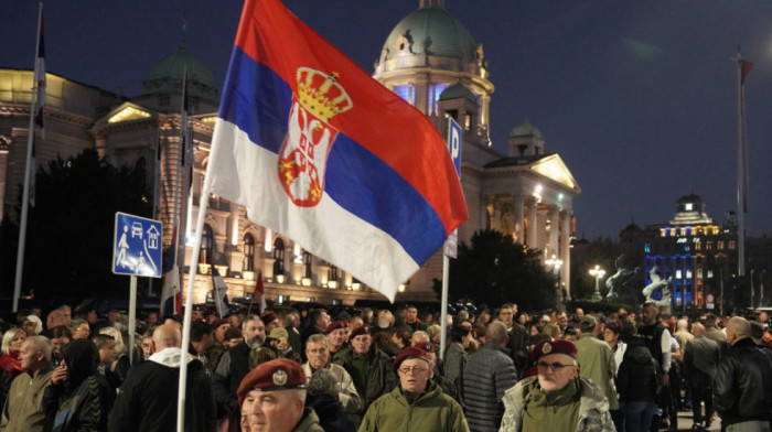 Veliki broj građana dočekuje Srbe sa KiM na Trgu Nikole Pašića