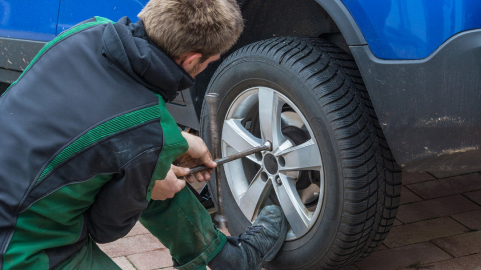 Kazne do 800.000 dinara za vožnju bez zimskih guma: Koja je još oprema potrebna tokom hladnih meseci?