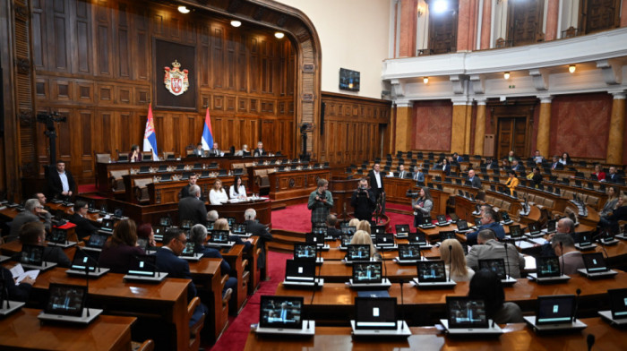 Skupština Srbije nastavila rad: Na početku poslanici postavljaju pitanja, a onda rasprava o REM i sudbini Generalštaba