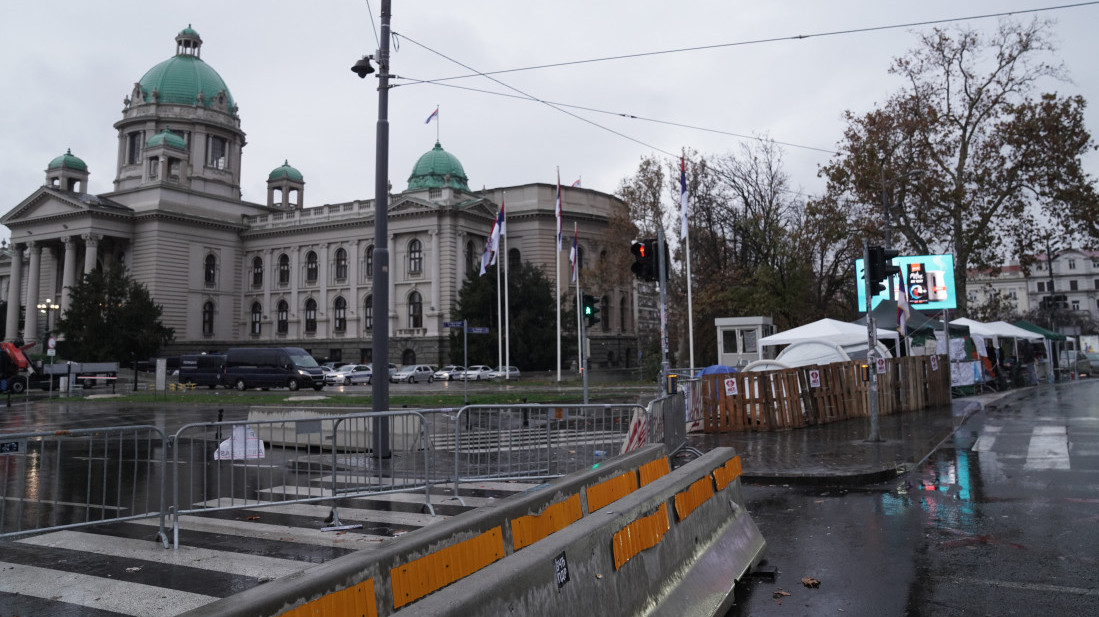 Ispred Skupštine Srbije mirno, Takovska i Bulevar kralja Aleksandra prohodni za saobraćaj