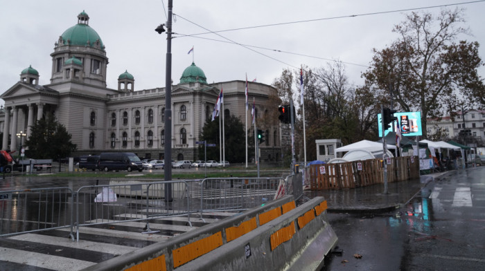 Ispred Skupštine Srbije mirno, Takovska i Bulevar kralja Aleksandra prohodni za saobraćaj