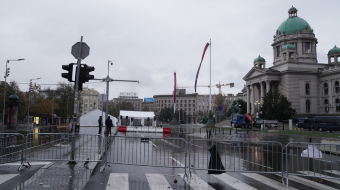 Mirno jutro ispred Skupštine: Takovska i Bulevar kralja Aleksandra prohodne za saobraćaj