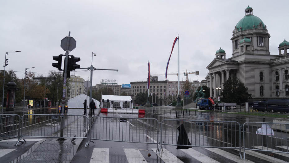 Mirno jutro ispred Skupštine: Takovska i Bulevar kralja Aleksandra prohodne za saobraćaj