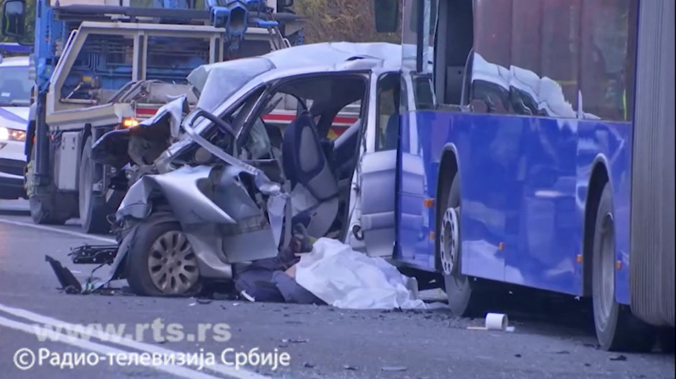 Sudar autobusa i automobila na Obrenovačkom putu: Jedna osoba stradala, osam povređeno