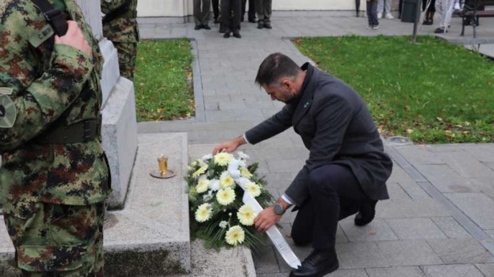 Mićin položio venac palim borcima u Prvom svetskom ratu povodom dana oslobođenja Novog Sada