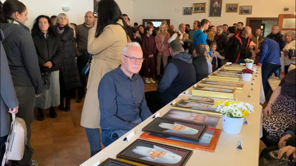 Slikar Dragoljub Savić podelio još 66 portreta patrijarha Pavla, ukupno 1.089 slika