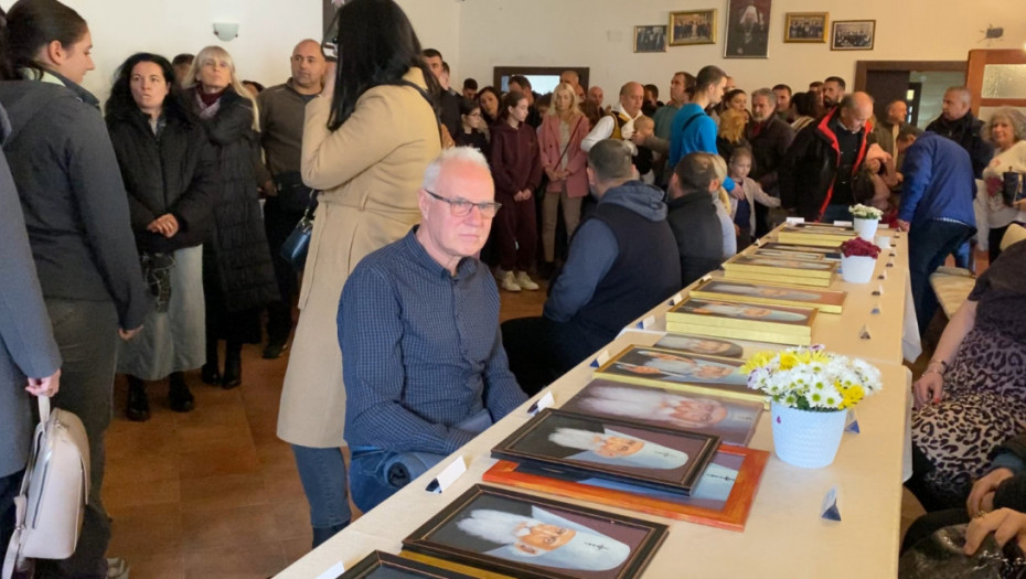 Slikar Dragoljub Savić podelio još 66 portreta patrijarha Pavla, ukupno 1.089 slika