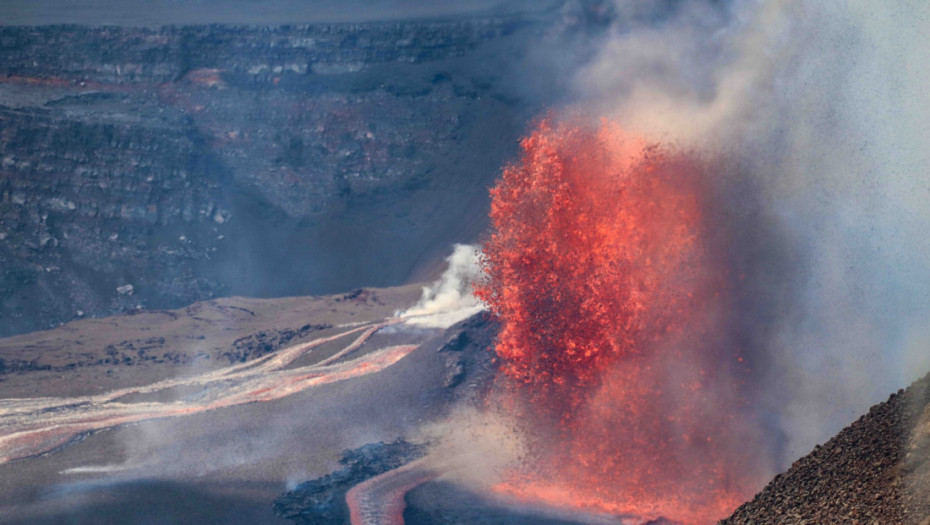 Vulkan Kilauea na Havajima izbacuje lavu