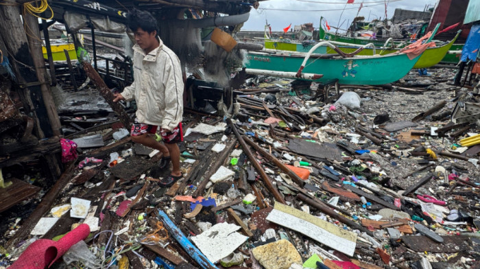 Tajfun Fung-vong pogodio Filipine: Stradale najmanje četiri osobe, milioni evakuisani