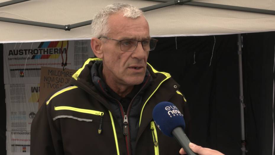 Jaćimović prekinuo štrajk glađu: Ostaje pod šatorom do petka, traži povraćaj autobusa