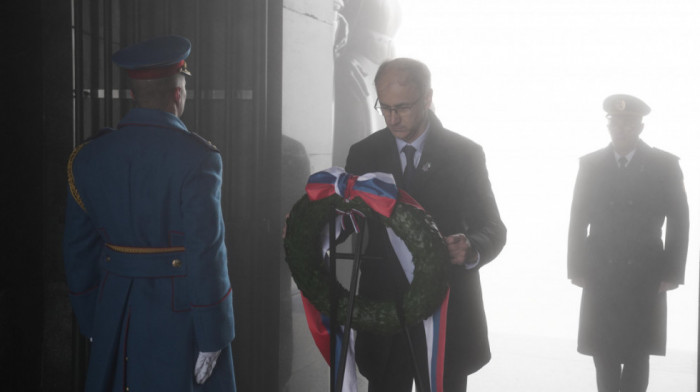 Macut položio venac na Spomenik neznanom junaku; "Sa ponosom čuvamo sećanje na heroje koji su život dali za otadžbinu"