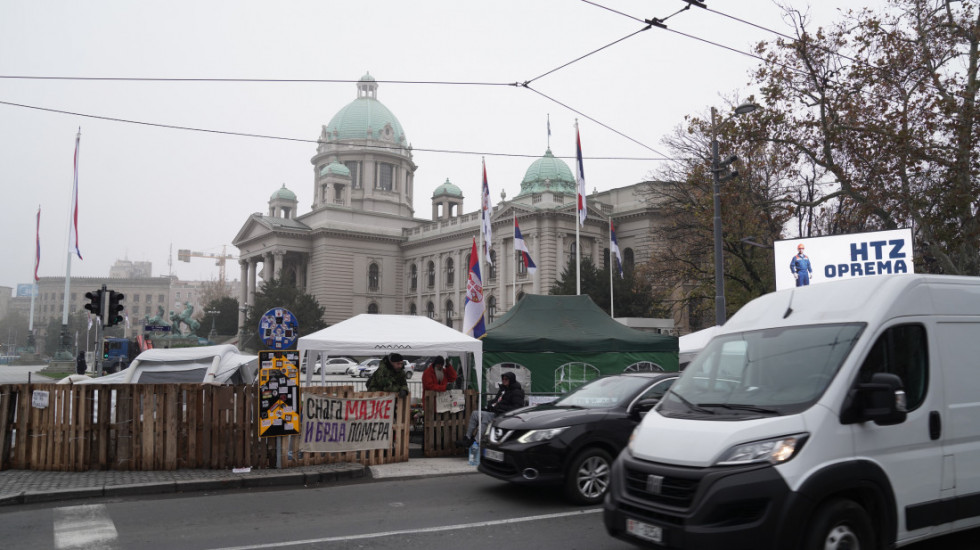 Kakva je situacija ispred skupštine? Hrka i dalje štrajkuje glađu, Takovska prohodna za saobraćaj