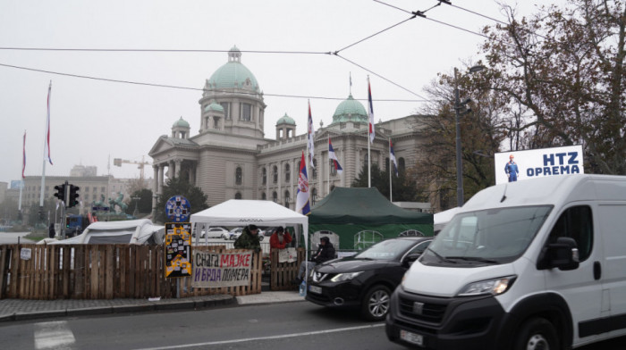 Kakva je situacija ispred skupštine? Hrka i dalje štrajkuje glađu, Takovska prohodna za saobraćaj