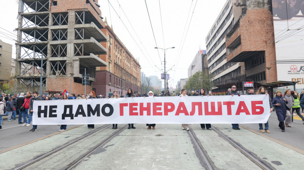 Protest ispred Generalštaba: Studenti u blokadi protiv usvojenog leks specijalisa