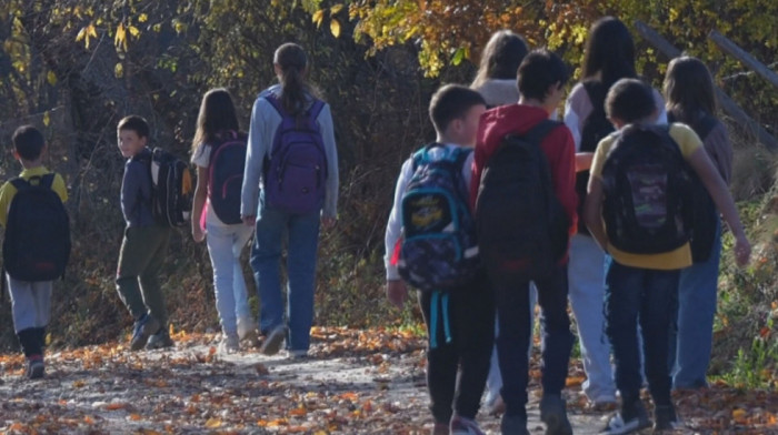 Pešače po 14 kilometara do škole: Školski kombi već mesecima nije u funkciji za više sela oko Novog Pazara