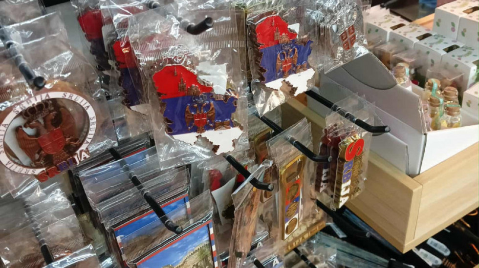 Tržišna inspekcija u Nišu sprečila prodaju magneta Srbije bez KiM: Povučeno više od 800 komada robe