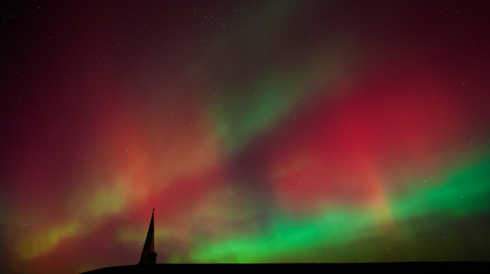 Spektakl na noćnom nebu: Kako snažne erupcije na Suncu stvaraju polarnu svetlost vidljivu širom sveta (FOTO)