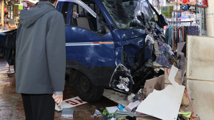 Dve osobe su poginule, a 18 je povređeno nakon što se kamion zaleteo u pijacu u Južnoj Koreji