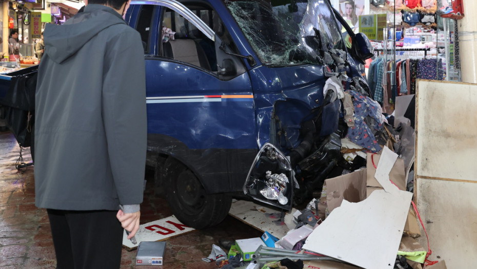 Dve osobe su poginule, a 18 je povređeno nakon što se kamion zaleteo u pijacu u Južnoj Koreji