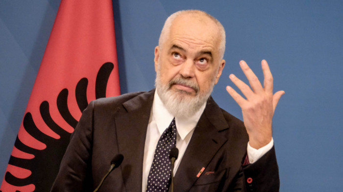 Demonstranti mu polomili stolice, jutros im postavio kamenje: Edi Rama nastavlja da poziva studente na dijalog (VIDEO)