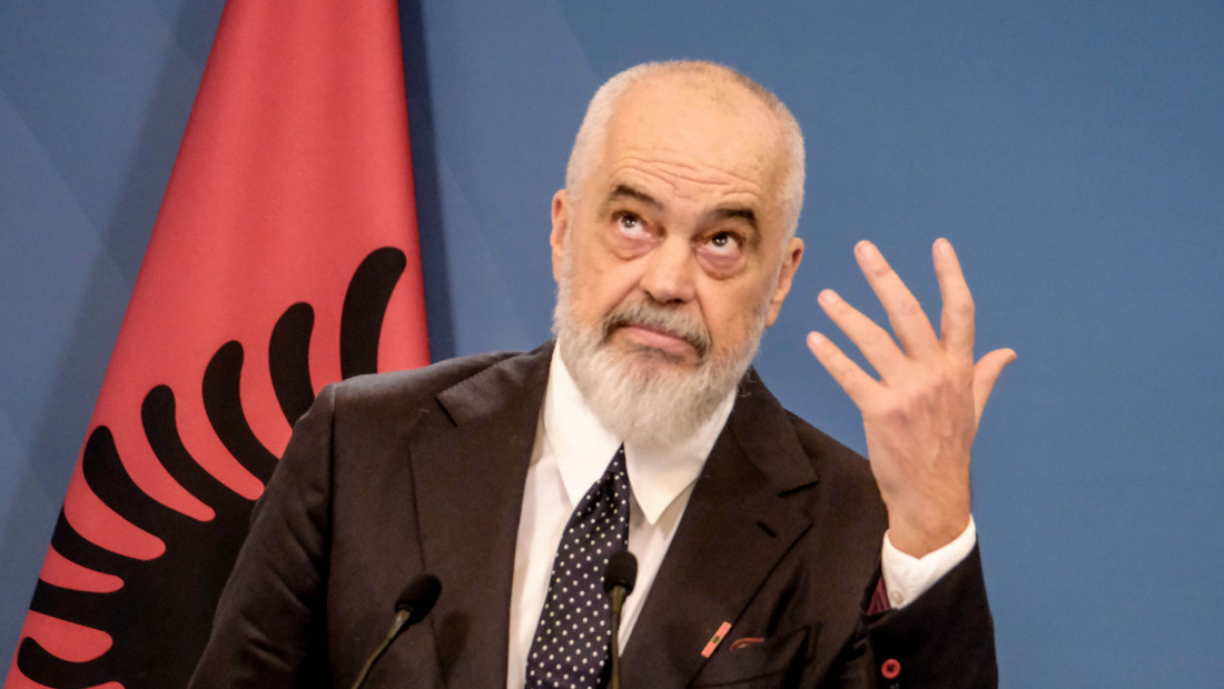 Demonstranti mu polomili stolice, jutros im postavio kamenje: Edi Rama nastavlja da poziva studente na dijalog (VIDEO)