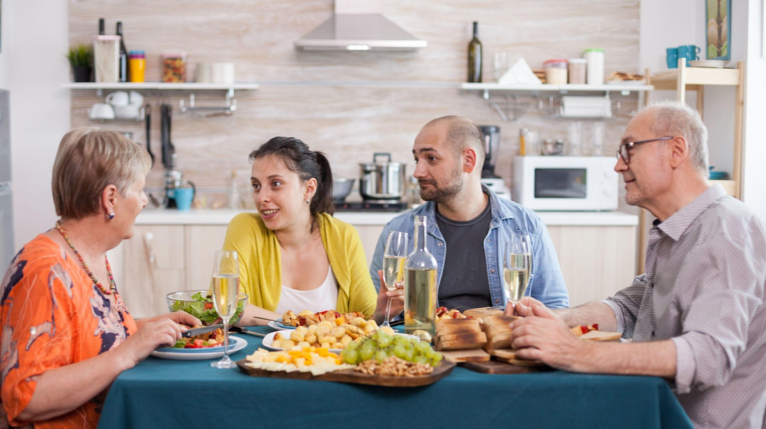 Posledice "klope na klik": Koliko nas je svakodnevno poručivanje hrane udaljilo od porodične trpeze