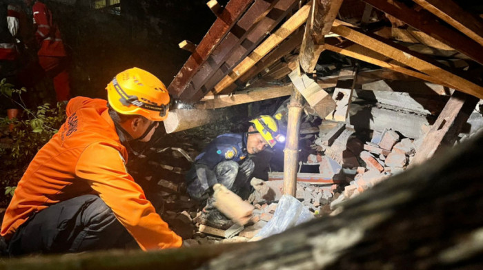 Najmanje 11 ljudi poginulo, a 12 nestalo u klizištu u Indoneziji