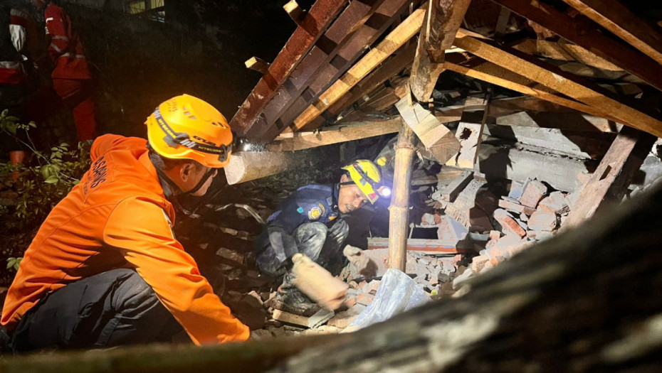 Najmanje 11 ljudi poginulo, a 12 nestalo u klizištu u Indoneziji