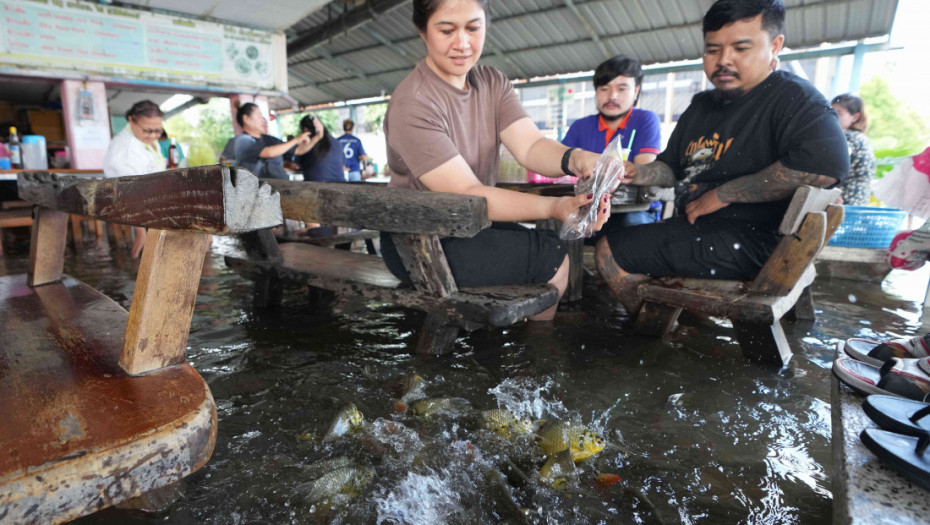 Poplavljeni restoran na Tajlandu postao senzacija, gosti jedu okruženi ribama