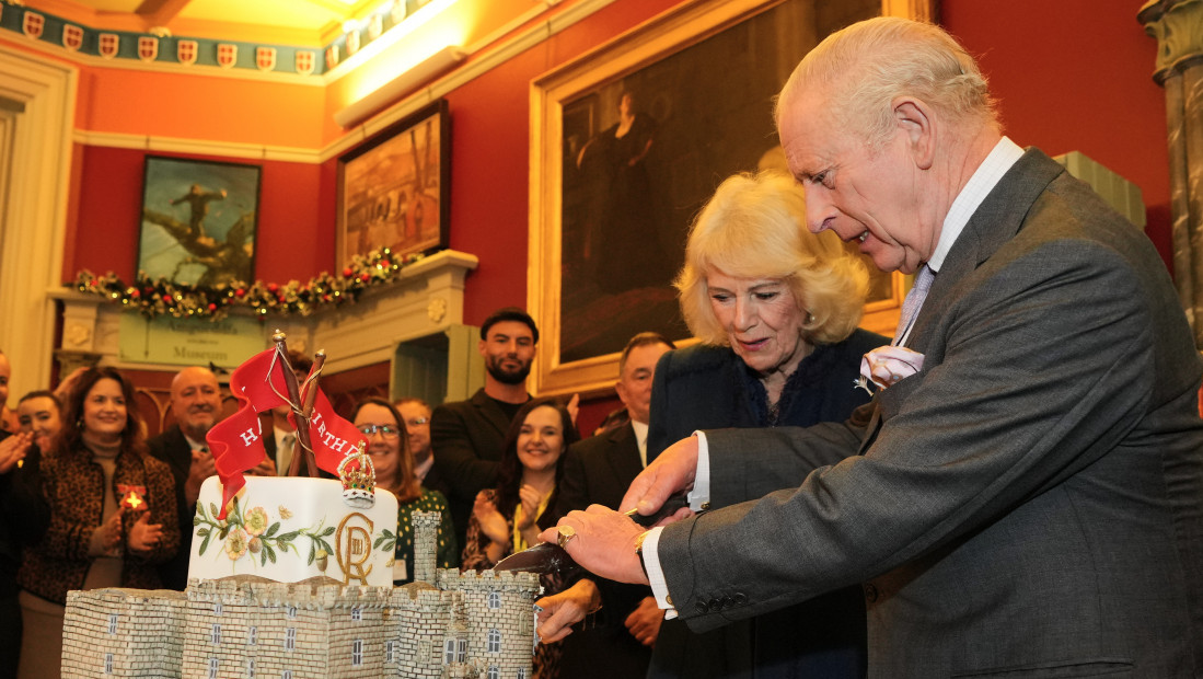 Britanski kralj Čarls proslavio 77 rođendan u Velsu, uz tortu u obliku zamka