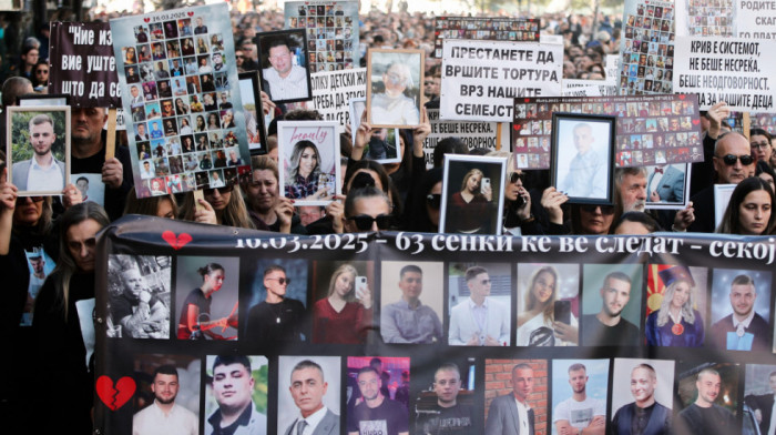 Porodice stradalih i građani održali marš za žrtve požara u Kočanima