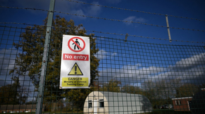 Protest u gradu Kroborou u južnoj Engleskoj zbog plana o smeštaju 600 azilanata u vojni kamp
