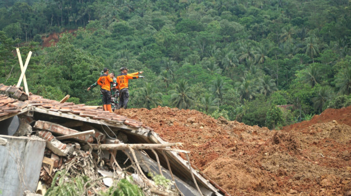 Najmanje 18 osoba poginulo u klizištima u Indoneziji: Desetine se vode kao nestale
