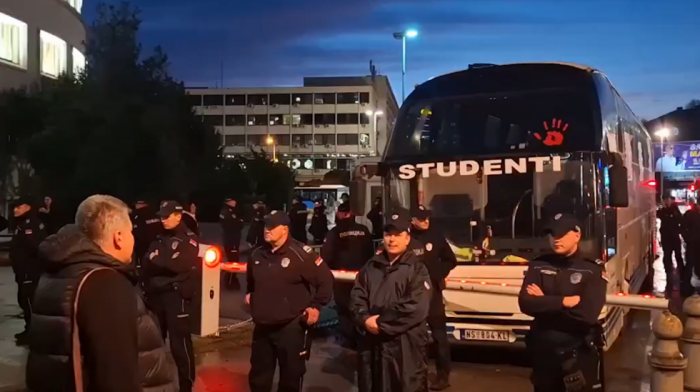Tenzije u Novom Sadu: Policija štitovima potisnula okupljene ispred Banovine i odvezla autobus Jaćimovića