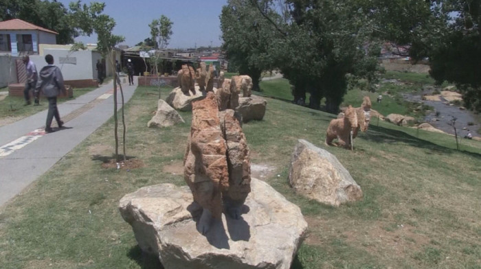 Od smeća do blaga i umetnosti: Umetnici pretvaraju smeće iz reke u skulpture