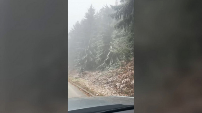 Zahlađenje donelo sneg: Pahulje zabeležene u okolini Čačka (VIDEO)