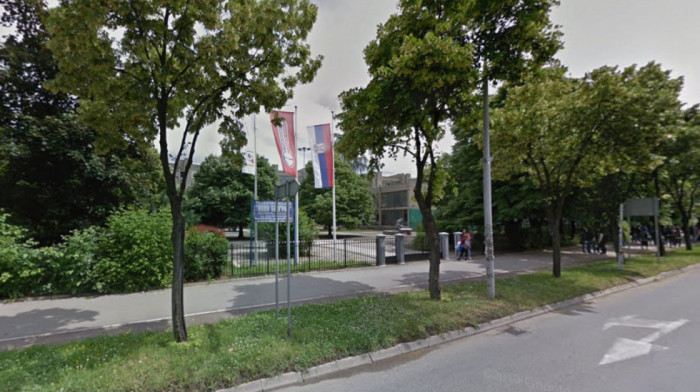 Dojava o bombi u Tehničkoj školi na Novom Beogradu, policija na terenu