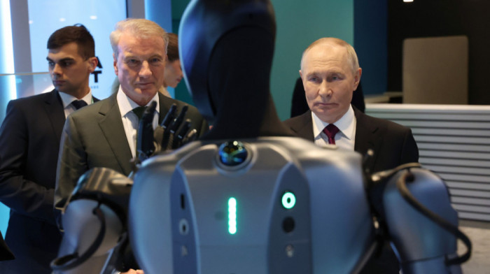Robot sa veštačkom inteligencijom zaplesao pred Putinom
