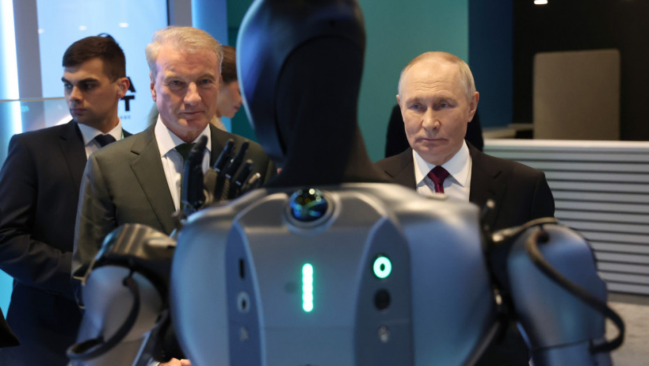 Robot sa veštačkom inteligencijom zaplesao pred Putinom