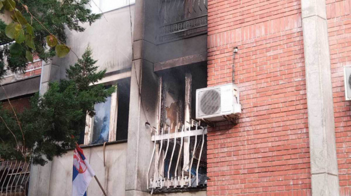 Požar u stanu u Lazarevcu: Jedna osoba hospitalozvana, evakuisan vrtić u prizemlju zgrade (FOTO)