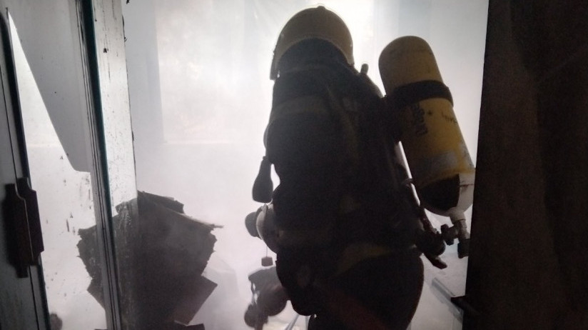 Gori napušteni kiosk u Kaluđerici, vatrogasci na licu mesta