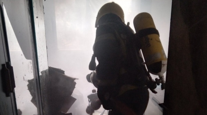 Gori napušteni kiosk u Kaluđerici, vatrogasci na licu mesta